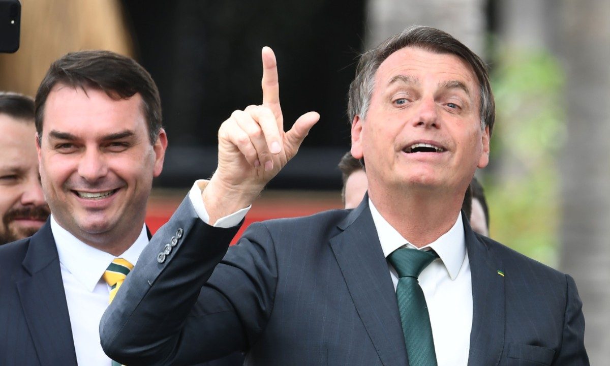 Flávio-Bolsonaro-e-Jair-Bolsonaro-1200x720